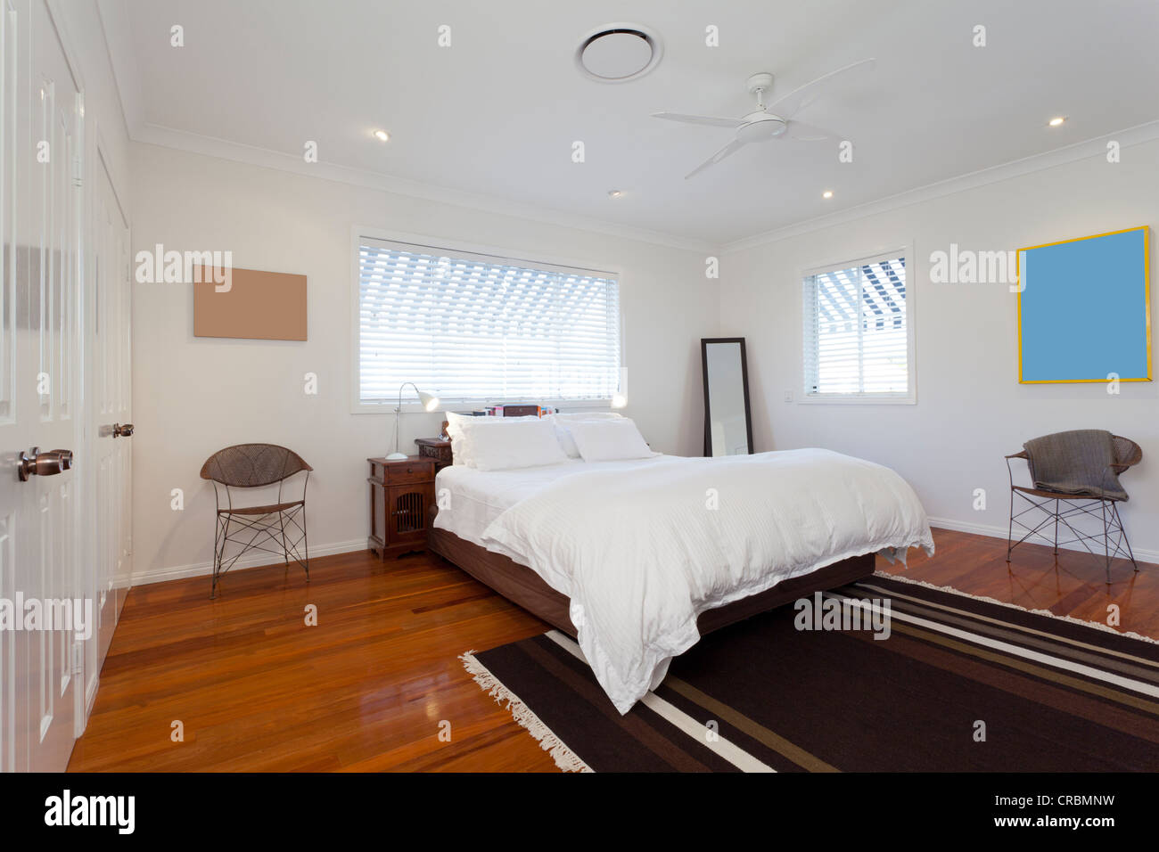 Stilvolle Schlafzimmer mit Doppelbett im modernen australischen Heimat Stockfoto