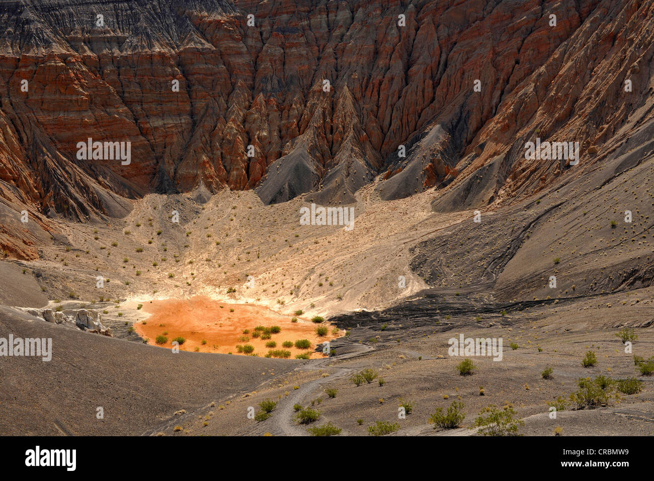 Maar und Sedimentgestein der Ubehebe Crater, Vulkankrater, Death Valley Nationalpark, Mojave-Wüste in Kalifornien Stockfoto