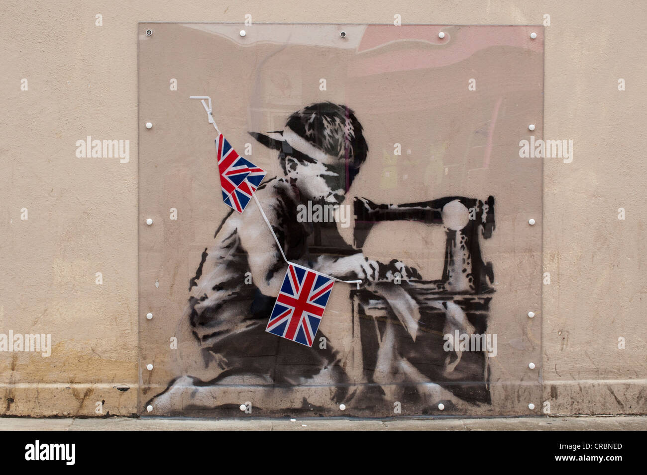 Ein Stück der Graffiti-Kunst von Banksy schmückt die Seite des Poundland in der Nähe von Turnpike Lane in Haringey, London, UK Stockfoto