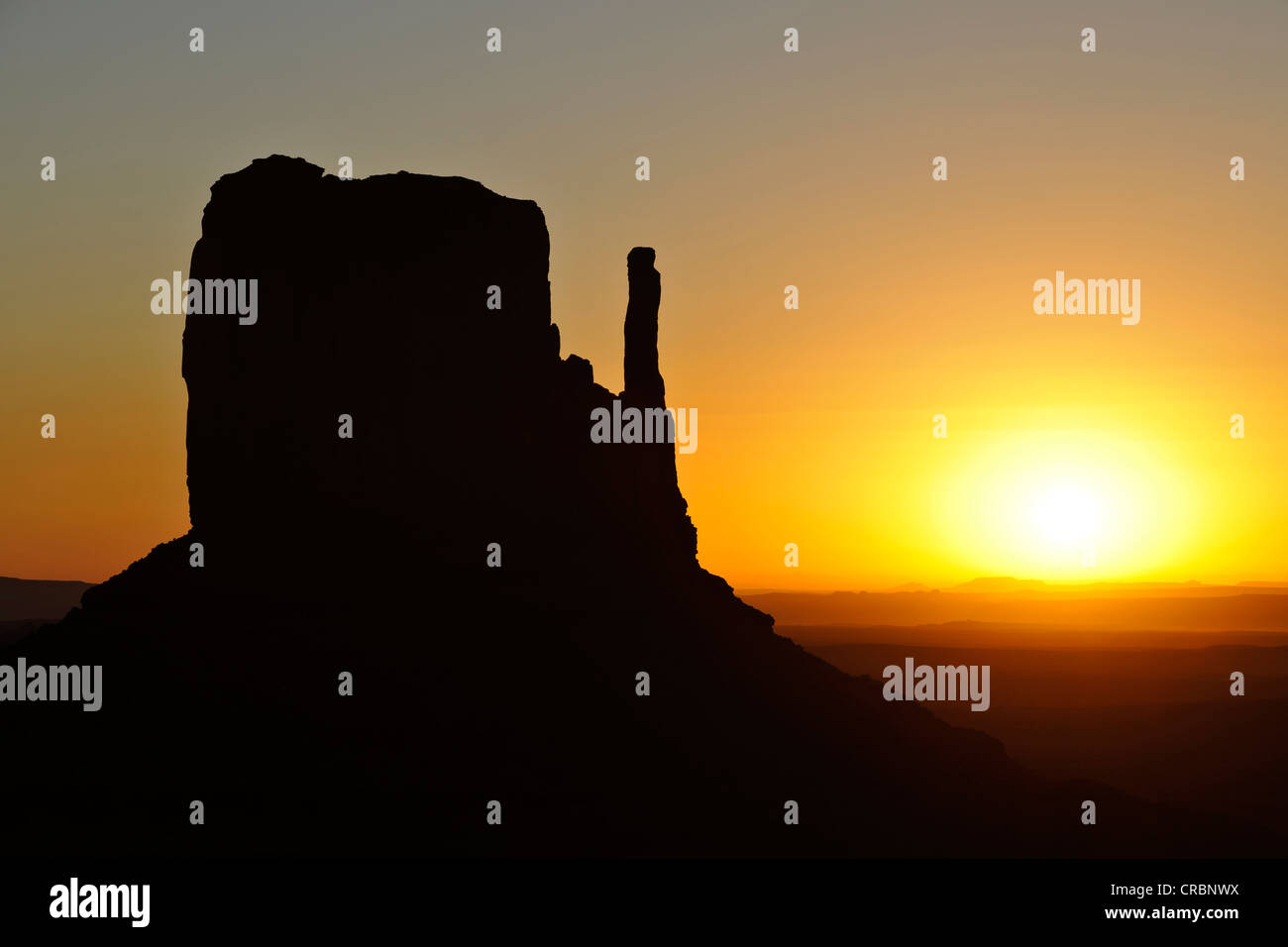 Mesa, West Mitten Butte, Sonnenaufgang, Monument Valley Navajo Tribal Park, Navajo Nation Reservation, Arizona, Utah Stockfoto