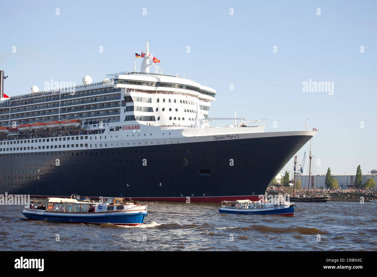 Kreuzfahrtschiff, Queen Elizabeth 2, während die Parade der Schiffe während der Geburtstagsfeier des Hamburger Hafens im Jahr 2011, Stockfoto