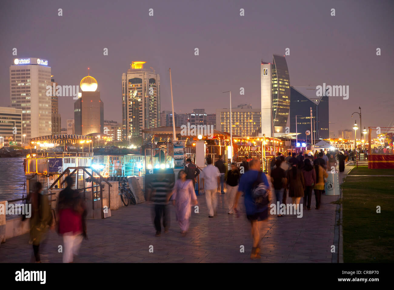 Blaue Stunde auf der Promenade am Dubai Creek, Dubai, Vereinigte Arabische Emirate, Naher Osten, Asien Stockfoto
