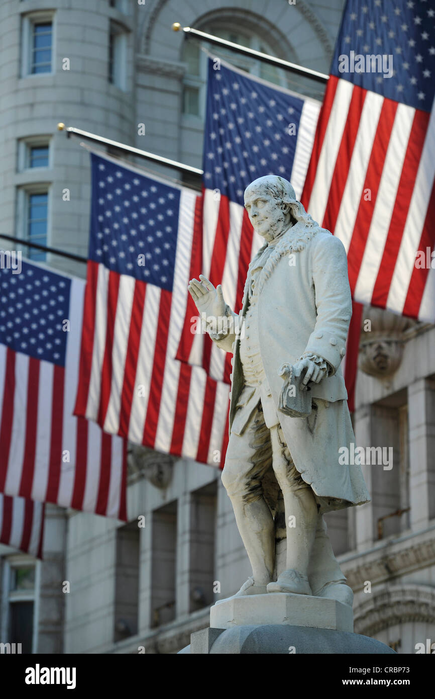 Benjamin Franklin Statue vor Nancy Hanks Center, NEA, ehemalige alte Post Office Pavillon, US-Flaggen, Washington DC Stockfoto