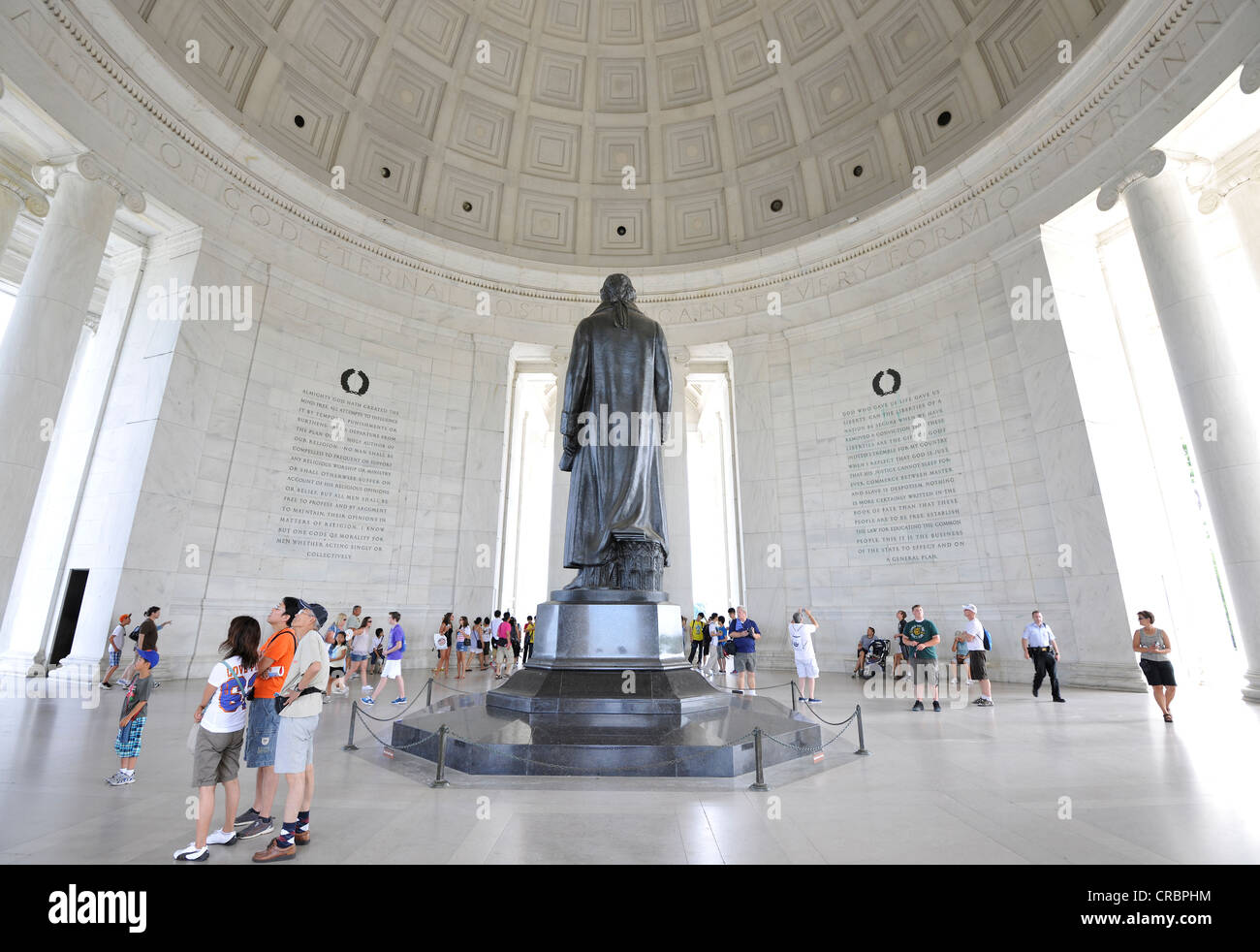 Touristen, die Thomas Jefferson Memorial, Washington DC, District Of Columbia, Vereinigte Staaten von Amerika, USA Stockfoto