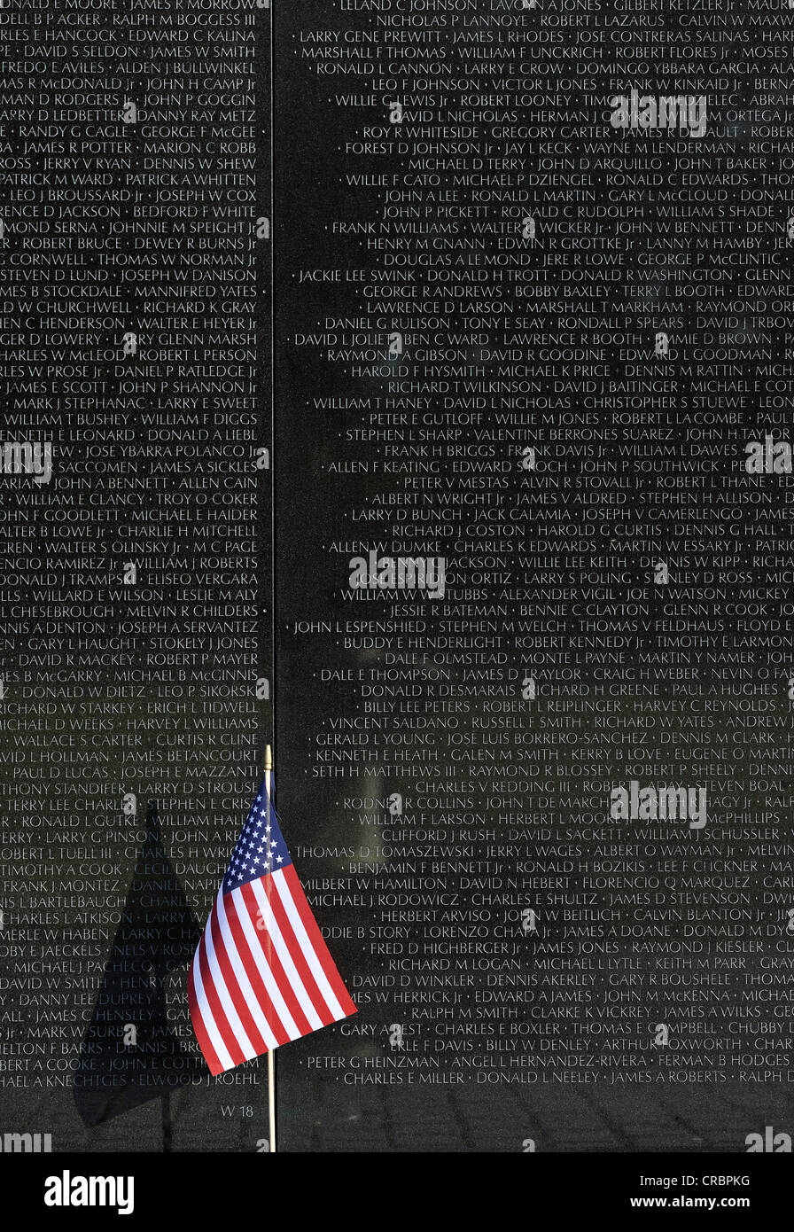 US-Flagge vor der Vietnam Veterans Memorial Wall, nationale Denkmal mit den Namen der gefallenen US-Soldaten während der Stockfoto