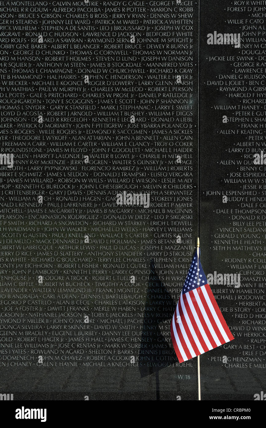US-Flagge vor der Vietnam Veterans Memorial Wall, nationale Denkmal mit den Namen der gefallenen US-Soldaten während der Stockfoto