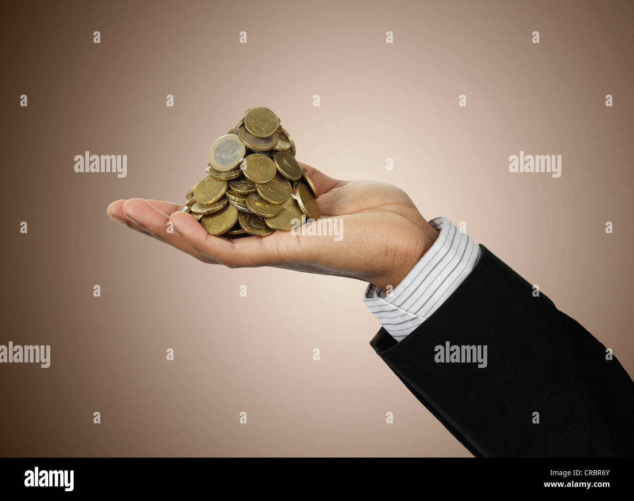 Geschäftsmann hält Stapel von Euro-Münzen Stockfoto