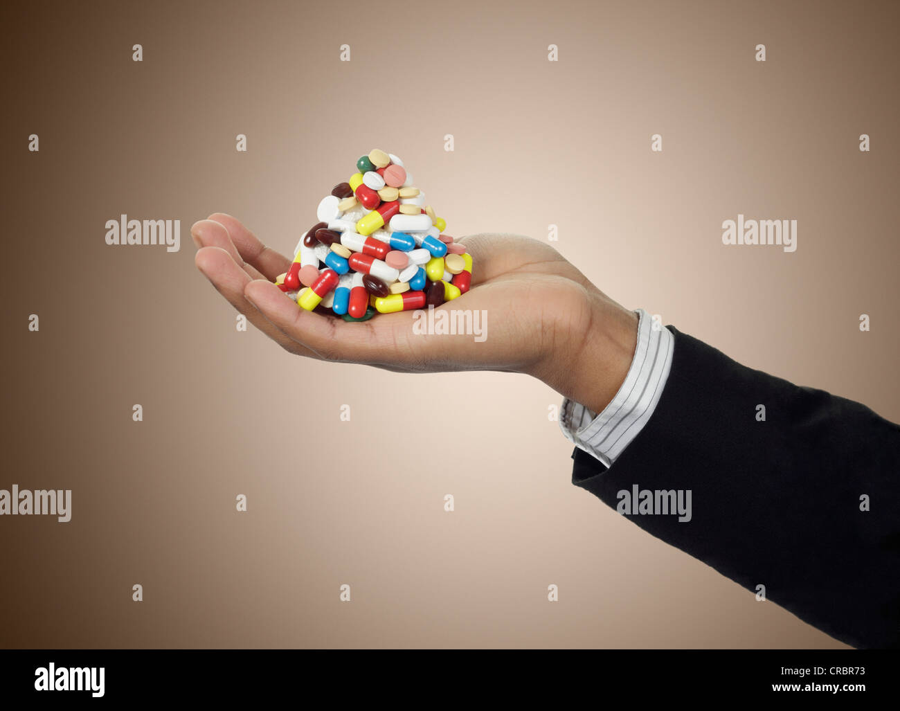 Geschäftsmann Holding Stack von Pillen Stockfoto