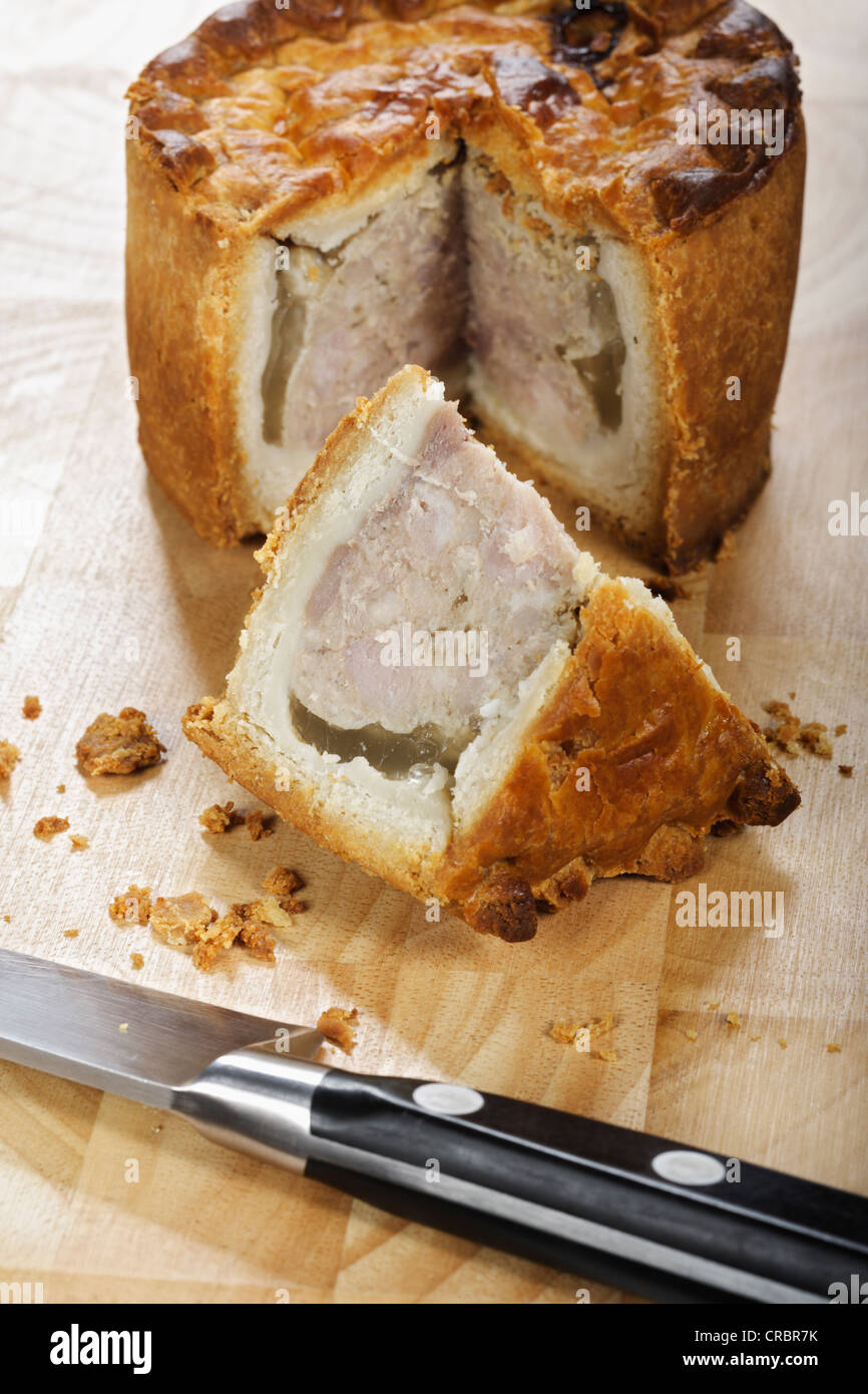 Stück Kuchen auf Schneidebrett Stockfoto