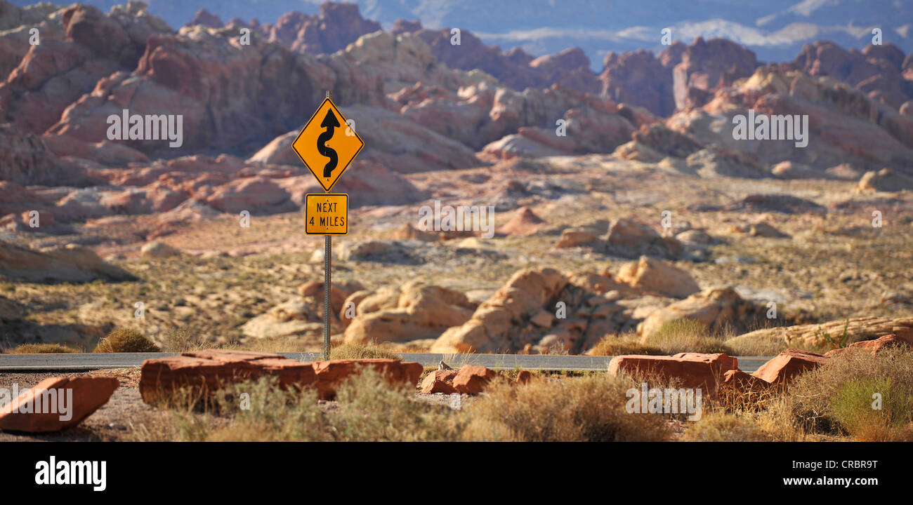 Verkehrszeichen, windig Road, Rainbow Vista, Tal des Feuers Staatspark, Nevada, Vereinigte Staaten von Amerika, USA Stockfoto