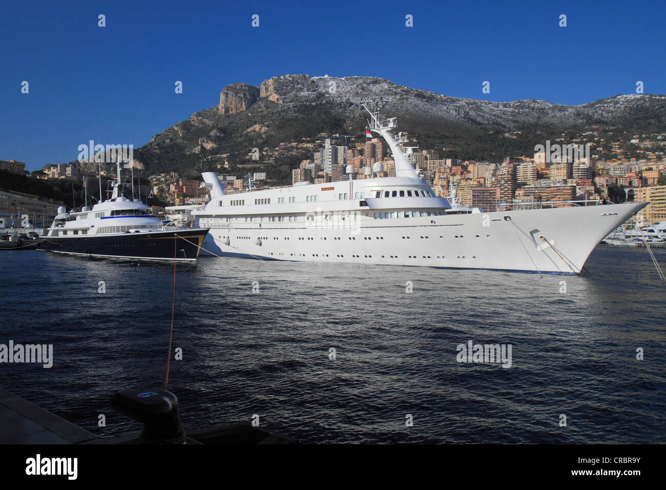 Hafen Hercule mit Motoryachten, Atlantis II und The One, im Winter, Fürstentum Monaco, Côte d ' Azur, Mittelmeer Stockfoto