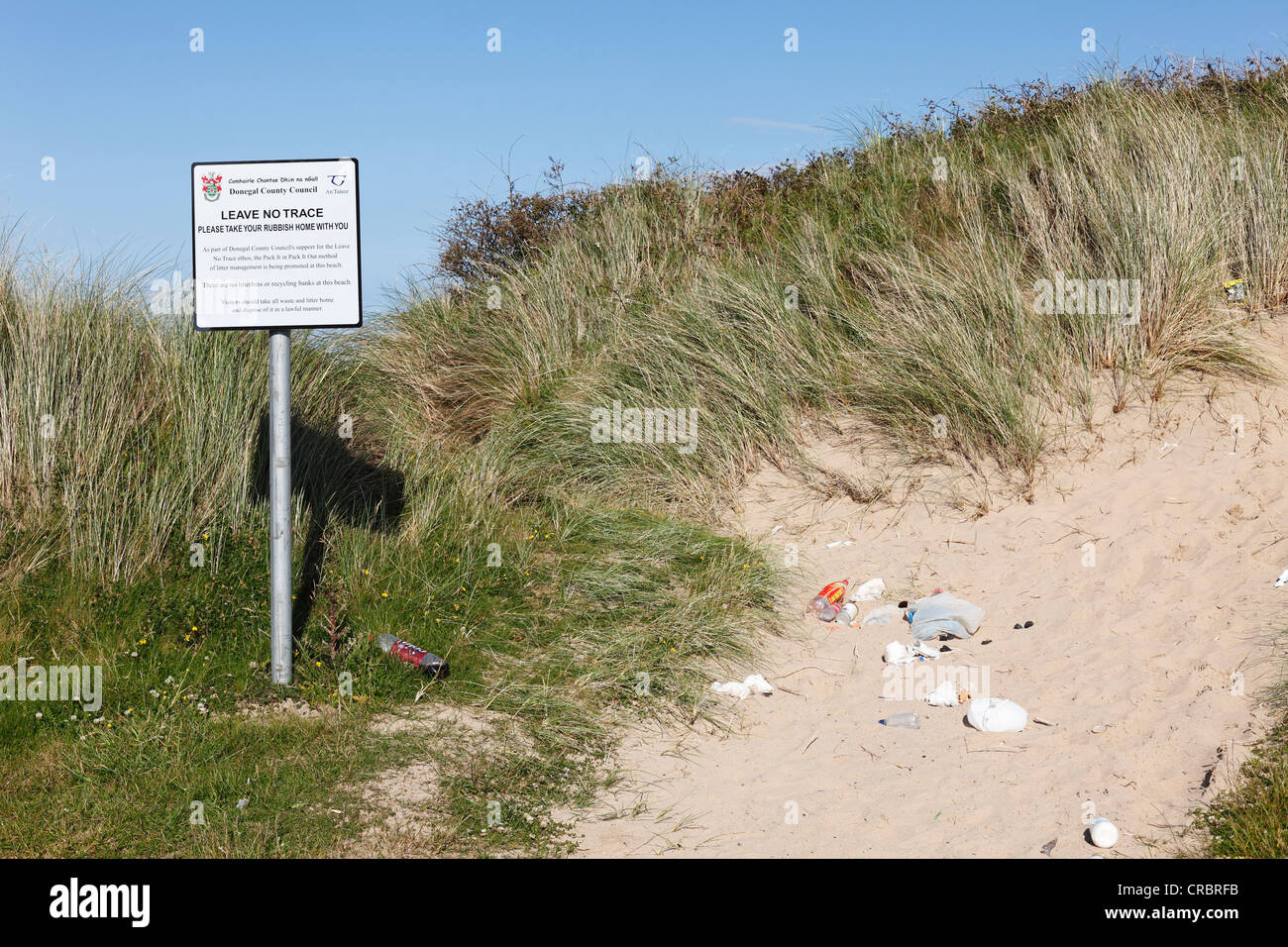 Abfall auf einer Sanddüne mit einem schwarzen Brett, Stroove, Halbinsel Inishowen, County, Irland, britische Inseln, Europa, PublicGround Stockfoto