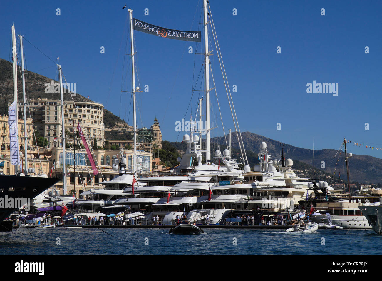 Yachten auf der Monaco Yacht Show, Port Hercule, Casino von Monte Carlo in den Rücken, Monaco, Cote d ' Azur, Mittelmeer, Europa Stockfoto
