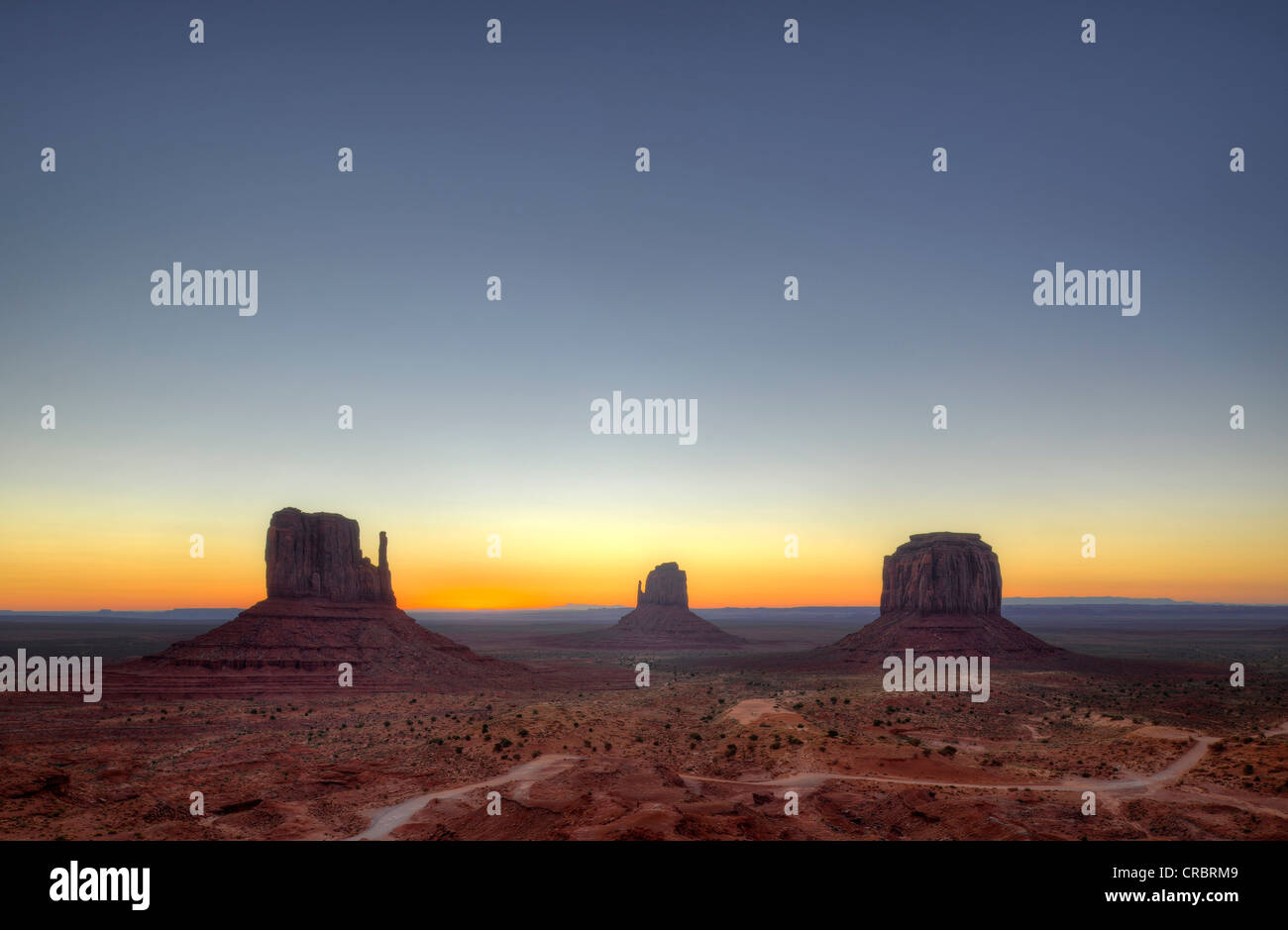 Dämmerung, Sonnenaufgang mit Mesas, West Mitten Butte, East Mitten Butte, Merrick Butte, Scenic Drive, Monument Valley Navajo Tribal Park Stockfoto
