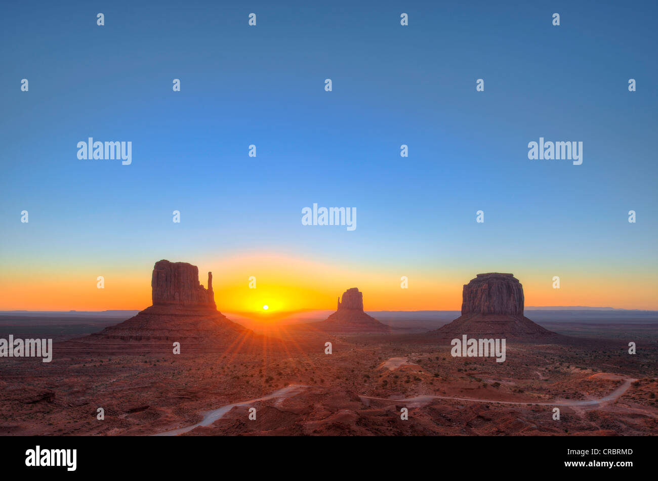 Sonnenaufgang mit Mesas, West Mitten Butte, East Mitten Butte, Merrick Butte, Scenic Drive, Monument Valley Navajo Tribal Park Stockfoto