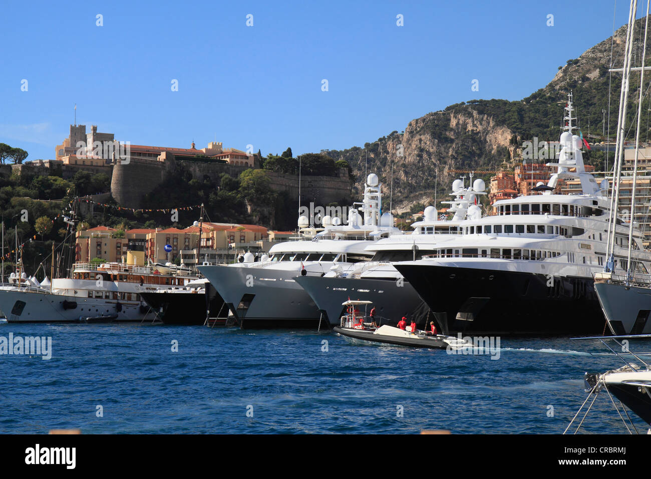 Super-Yachten bei der Monaco Yacht Show, Fürstenpalast in den Rücken, Port Hercule, Monaco, Cote d ' Azur, Mittelmeer, Europa Stockfoto