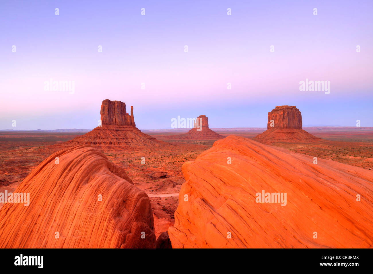 Letzte Licht auf den Mesas, West Mitten Butte, East Mitten Butte, Merrick Butte, Scenic Drive, Dämmerung, Monument Valley Stockfoto