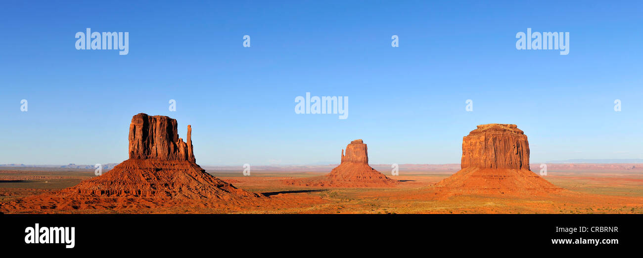 Panoramablick über Mesas, West Mitten Butte, East Mitten Butte, Merrick Butte, Monument Valley Navajo Tribal Park Stockfoto