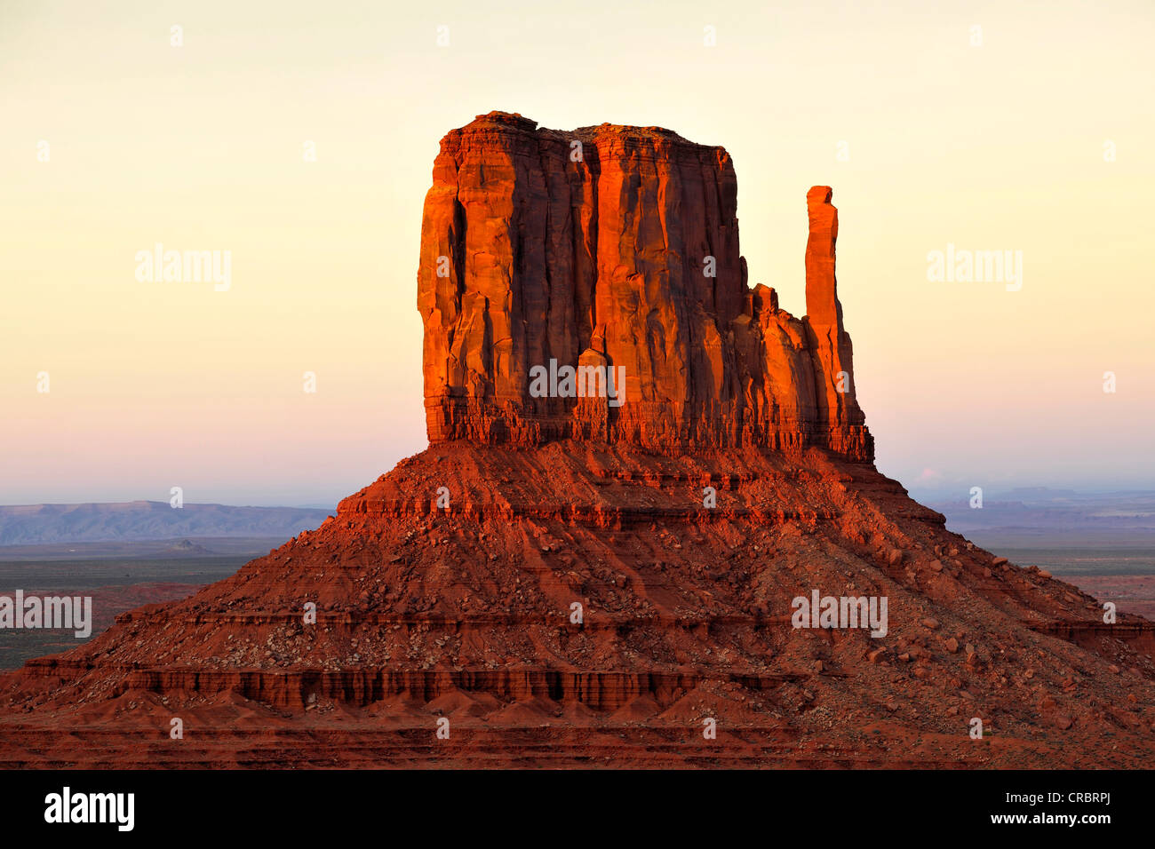 Letzten Licht auf die Mesa, West Mitten Butte, Sonnenuntergang, Dämmerung, Monument Valley Navajo Tribal Park, Navajo Nation Reservation, Arizona Stockfoto
