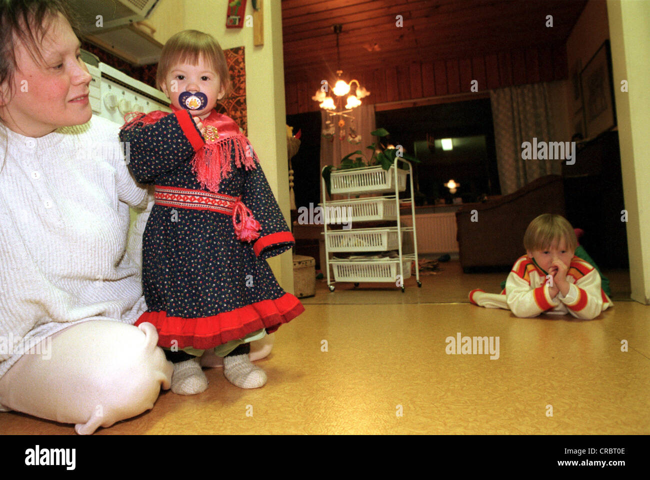 Sámi Frau und ihren Kindern (Finnisch-Lappland) Stockfoto