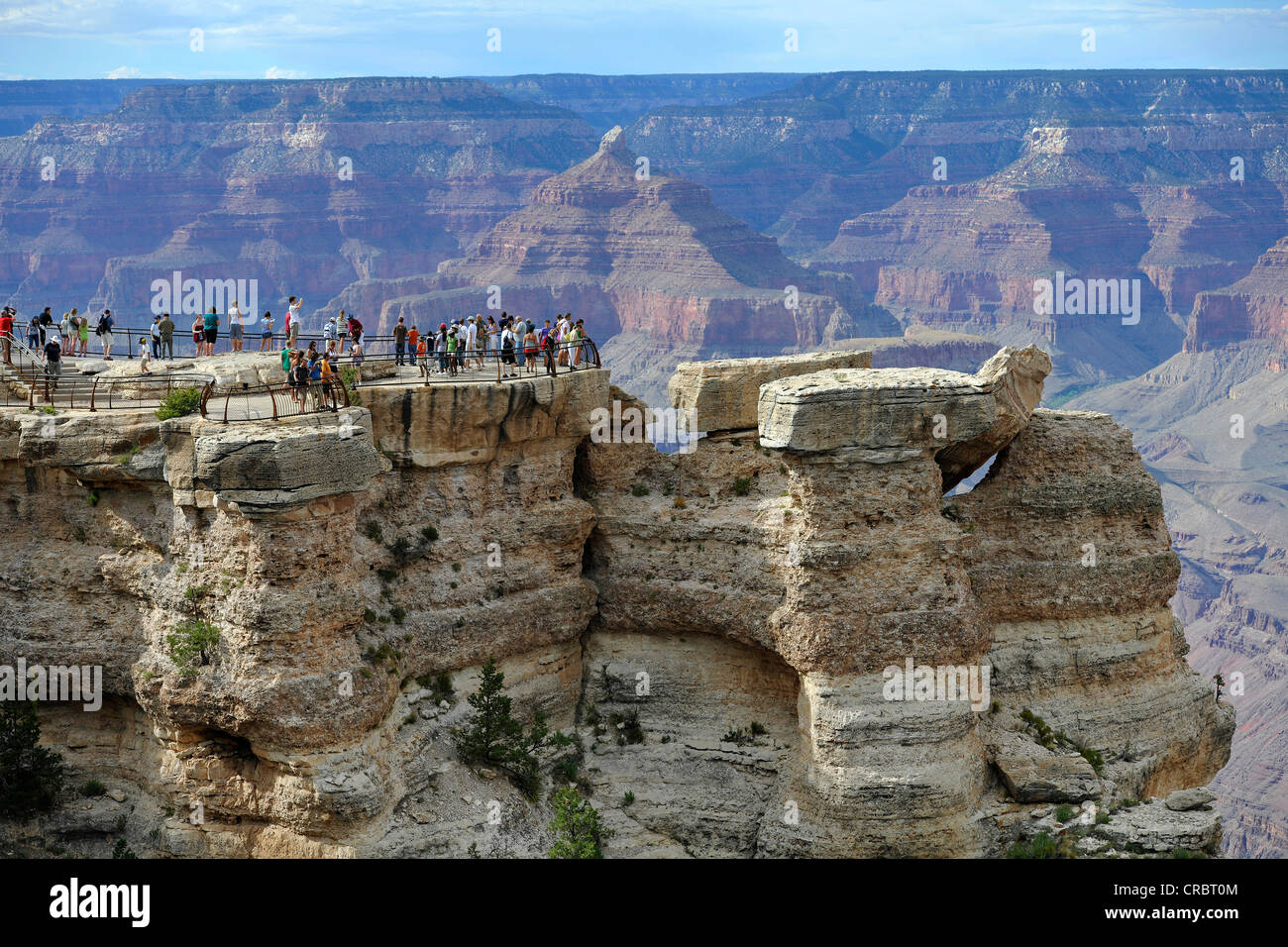Touristen am Mather Point Lookout, mit Blick auf Isis-Tempel, Grand Canyon National Park, South Rim, Arizona Stockfoto