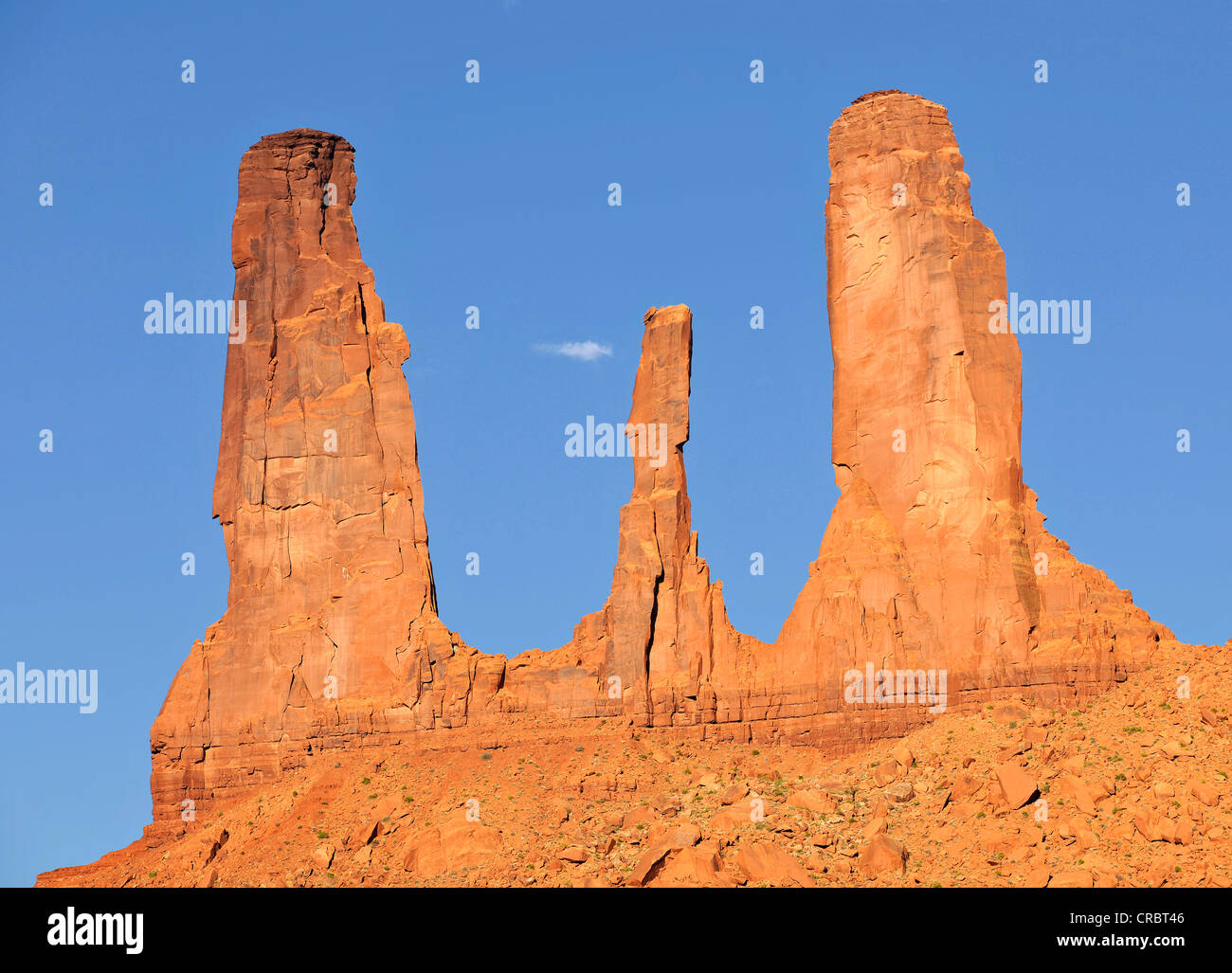 Drei Schwestern Pinnacles, Felsformation im Monument Valley Navajo Tribal Park, Navajo Nation Reservation, Arizona, Utah Stockfoto