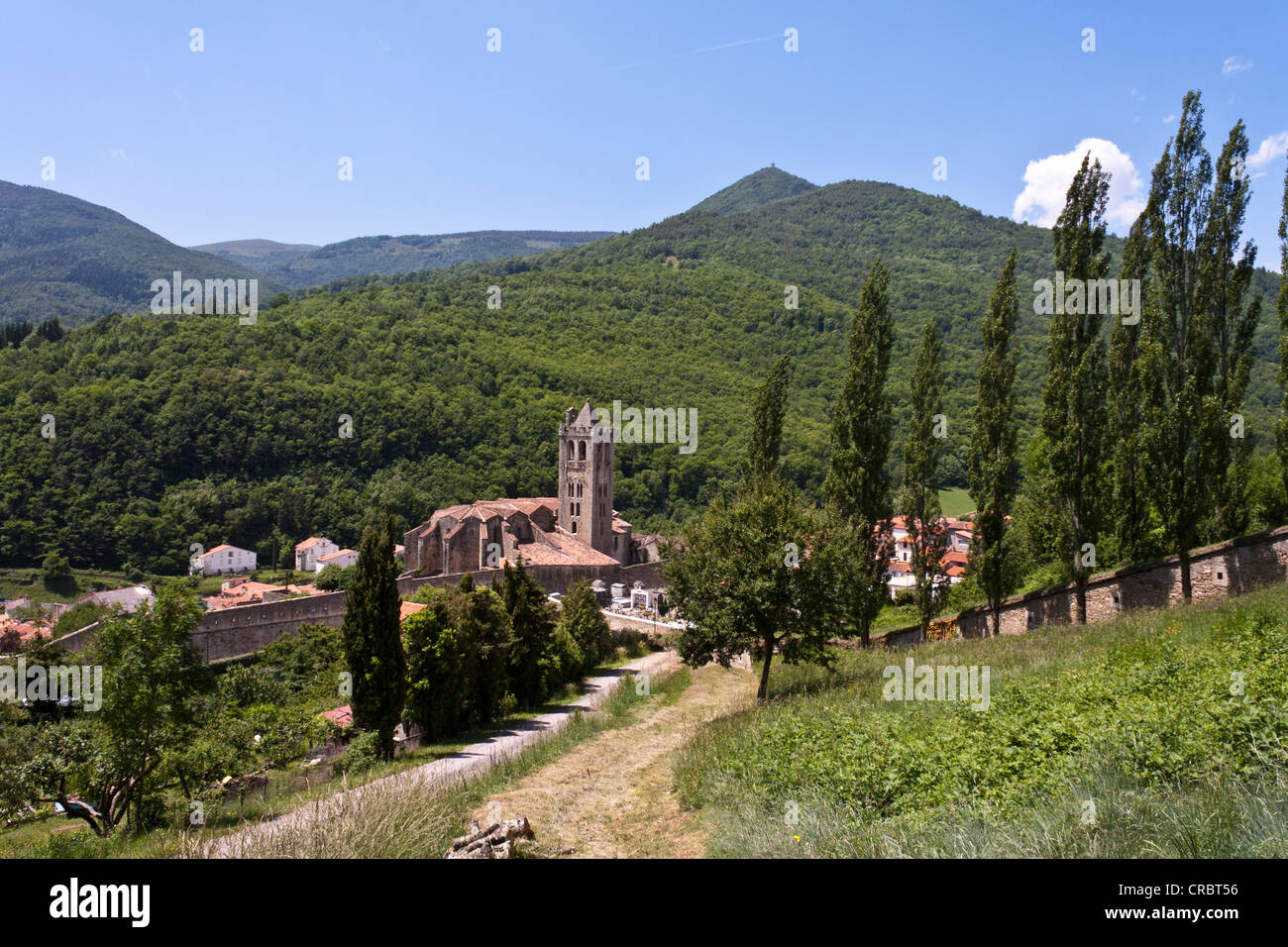 Ein Blick auf die Kirche und Dorf von Prats-de-Mollo-la-Preste, Languedoc-Roussillon, Frankreich Stockfoto