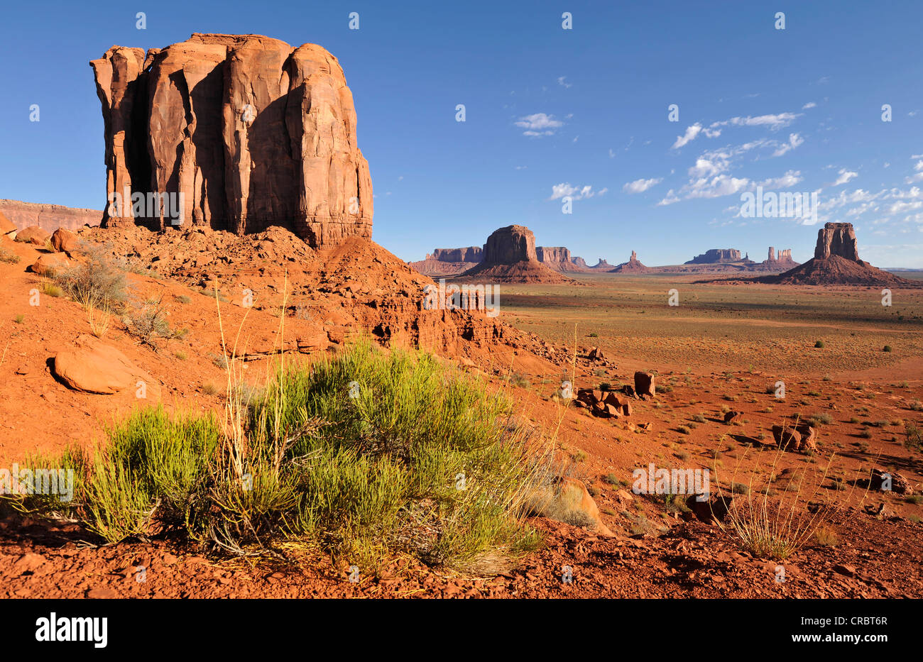 Blick von Norden Fenster Suche nach Mesas, Merrick Butte, Mitchell Mesa, König auf seinem Thron, East Mitten Butte, Schloss Butte Stockfoto