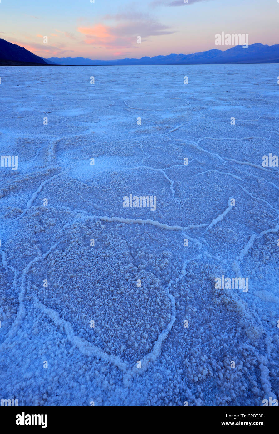 Salzpfanne, Salzkristalle, vor Sonnenaufgang, in Badwater Basin, Panamint Range, schwarzen Berge, Death Valley Nationalpark Stockfoto