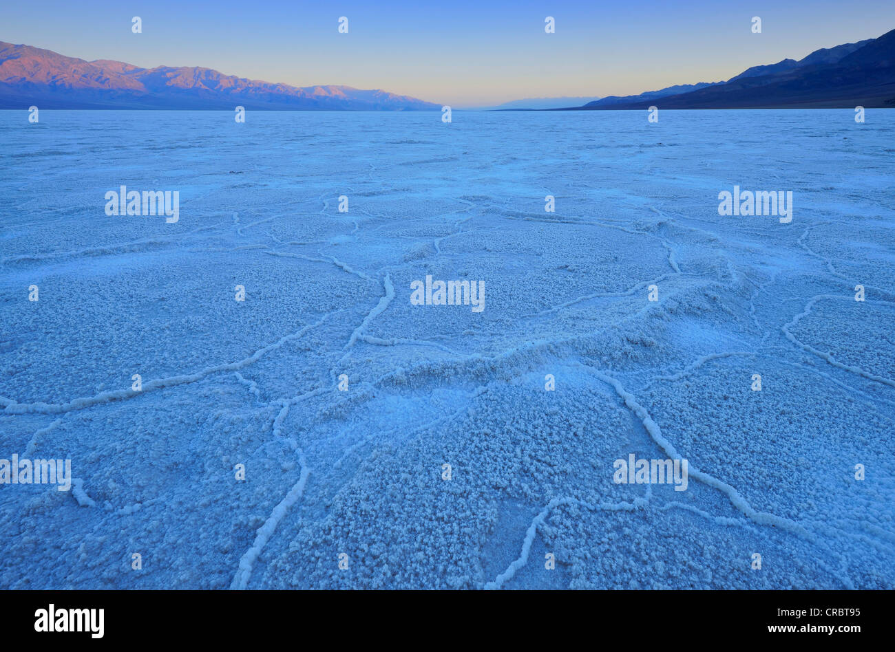 Salzpfanne, Salzkristalle, vor Sonnenaufgang, in Badwater Basin, Panamint Range, schwarzen Berge, Death Valley Nationalpark Stockfoto