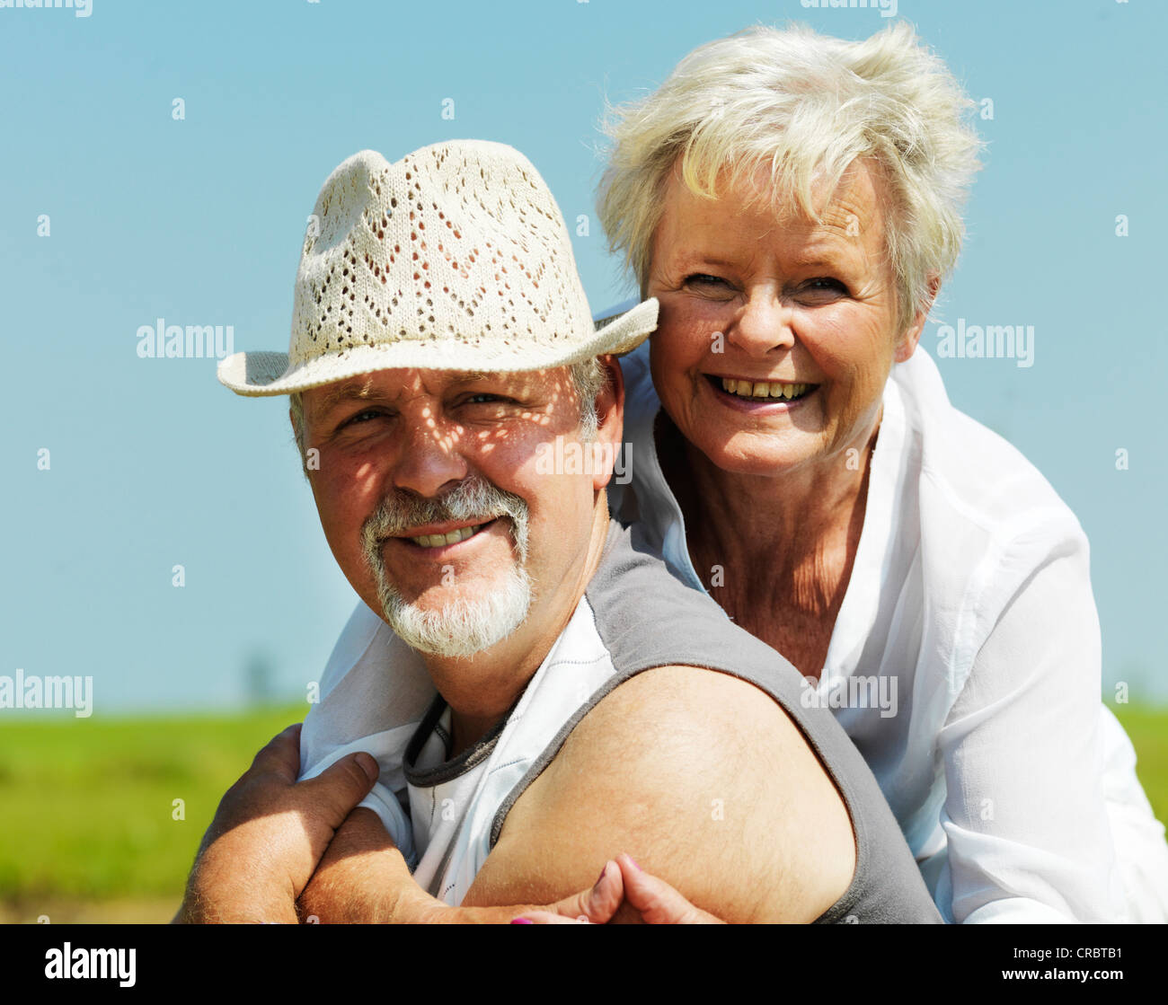 Älteres paar lächelnd zusammen im freien Stockfotografie Alamy