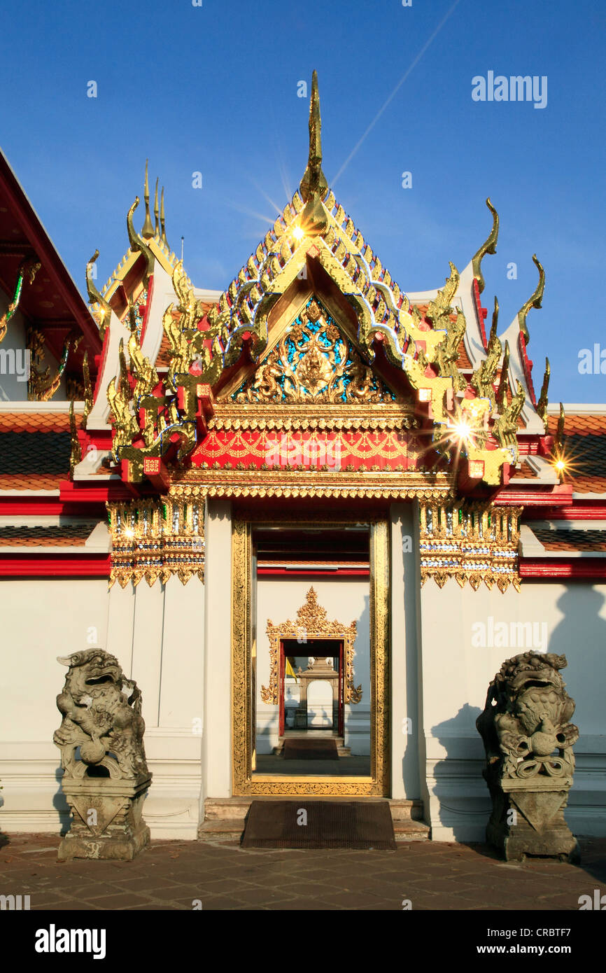Auf der Suche durch mehrere Tore des buddhistischen Wat Pho Tempel, Bangkok, Thailand, Asien Stockfoto