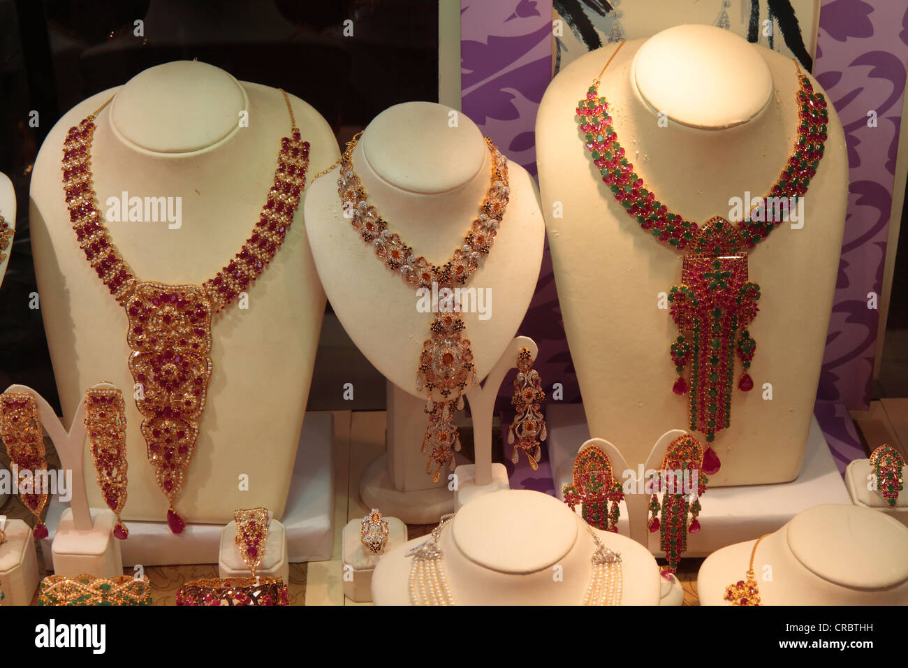 Halsketten mit Rubine und Smaragde, Goldmarkt, Dubai, Vereinigte Arabische Emirate, Naher Osten Stockfoto