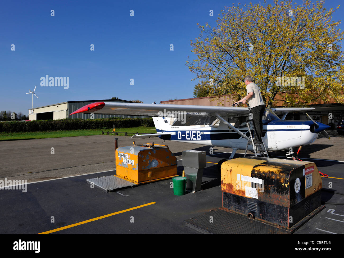 Pilot tanken eine Cessna 152 vor einem Flug, Flughafen Hahnweide, Kirchheim Unter Teck, Baden-Württemberg, Deutschland, Europa Stockfoto