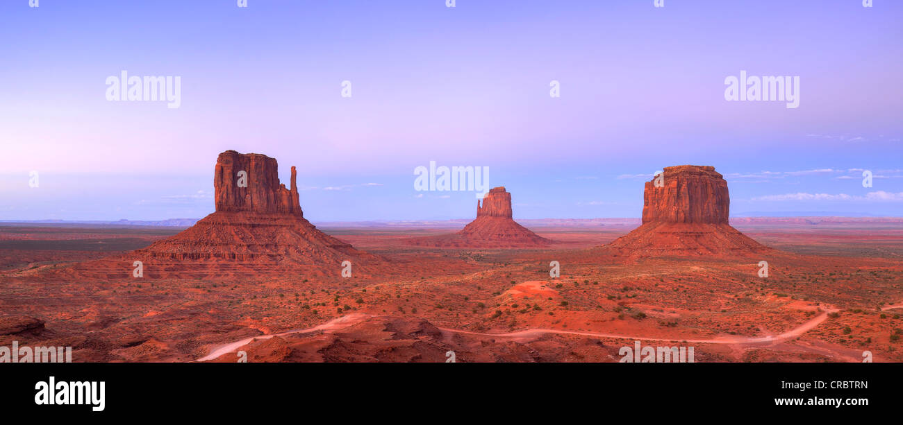 West Mitten Butte, East Mitten Butte und Merrick Butte Tafelbergen und Scenic Drive im Abendlicht, Monument Valley Stockfoto