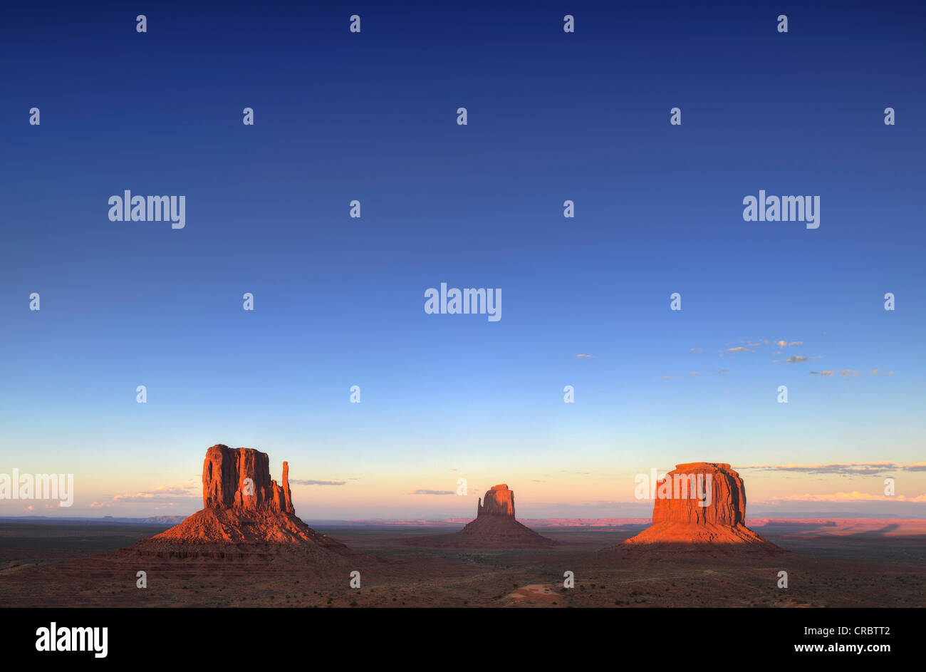 Letztes Licht auf die West Mitten Butte, East Mitten Butte und Merrick Butte Tafelbergen und Scenic Drive im Abendlicht Stockfoto