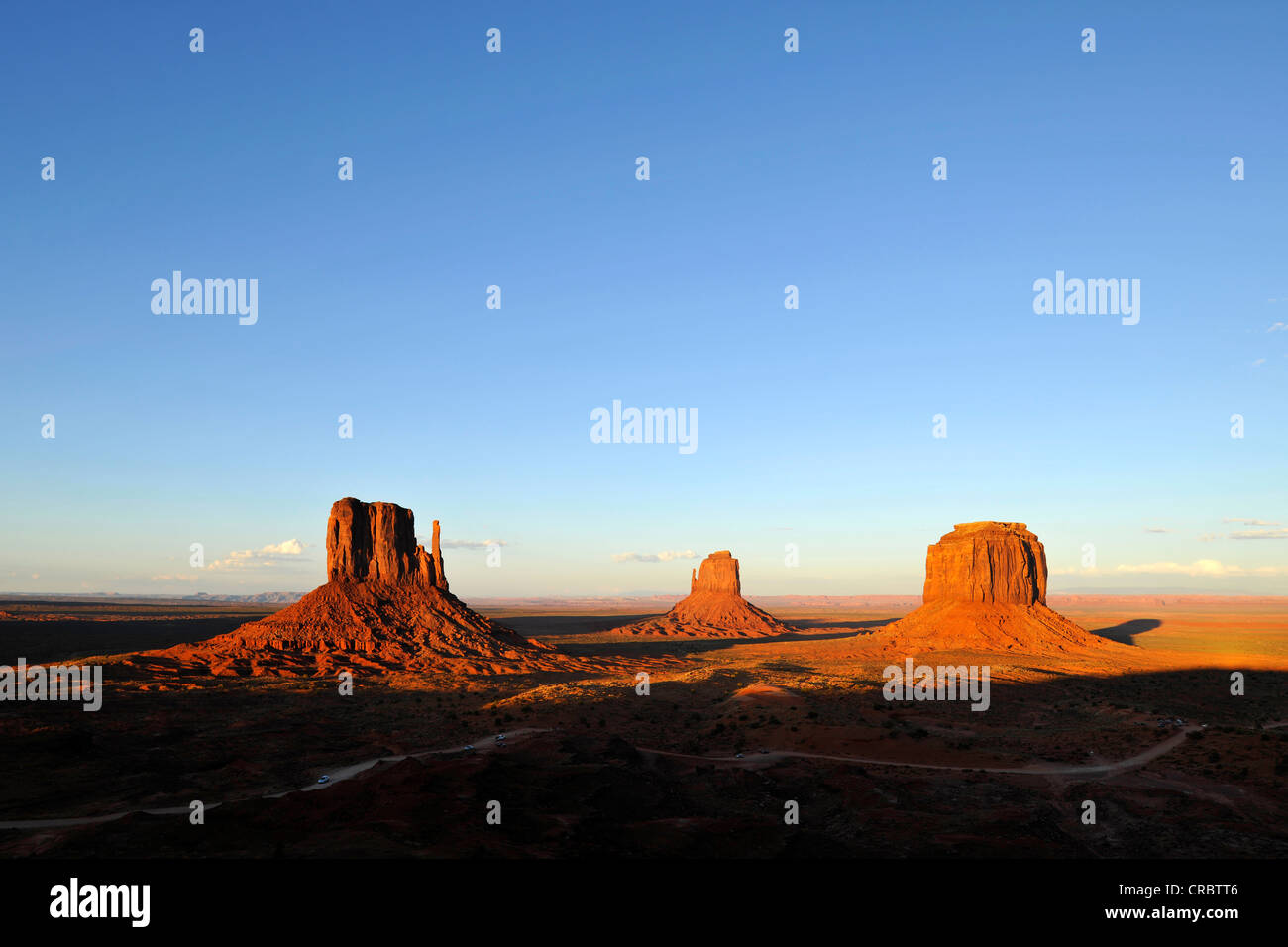 West Mitten Butte, East Mitten Butte und Merrick Butte Tafelbergen und Scenic Drive im Abendlicht, Monument Valley Stockfoto