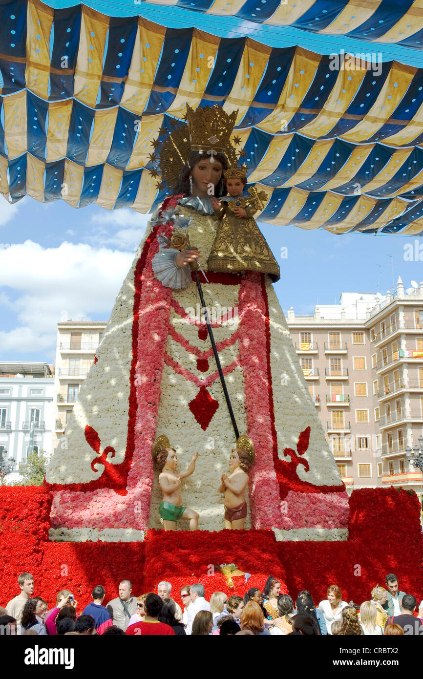 Skulptur gefertigt aus Blumen, Virgen de Los Desamparados, Jungfrau der schutzlosen, Schutzpatron von Valencia, Fallas Festival, Stockfoto