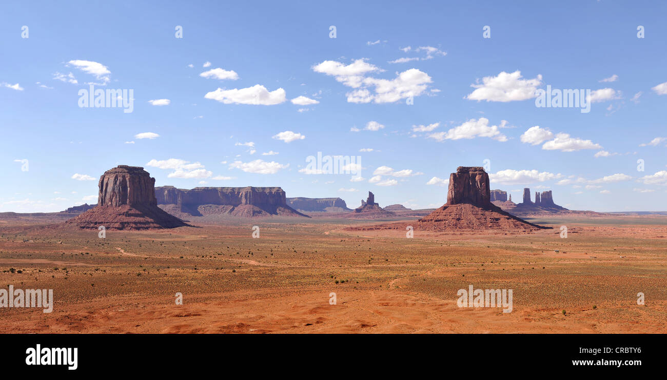 Sicht des Künstlers Punkt Merrick Butte, Mitchell Mesa, König auf seinem Thron, East Mitten Butte, Schloss Butte, Bär und Hase Stockfoto