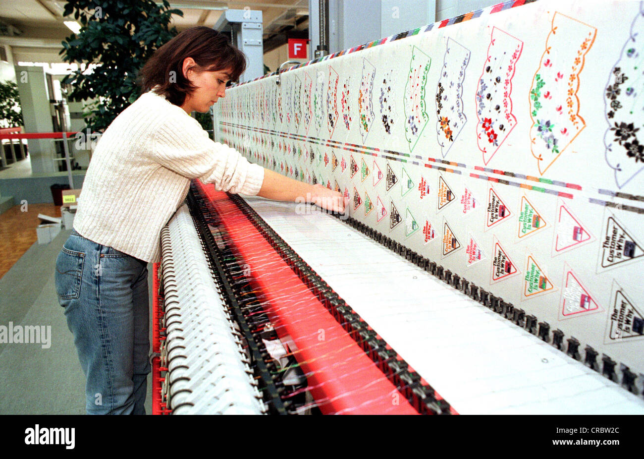 Frau auf eine Stickerei Maschinenfabrik Saurer Arbon, Schweiz  Stockfotografie - Alamy