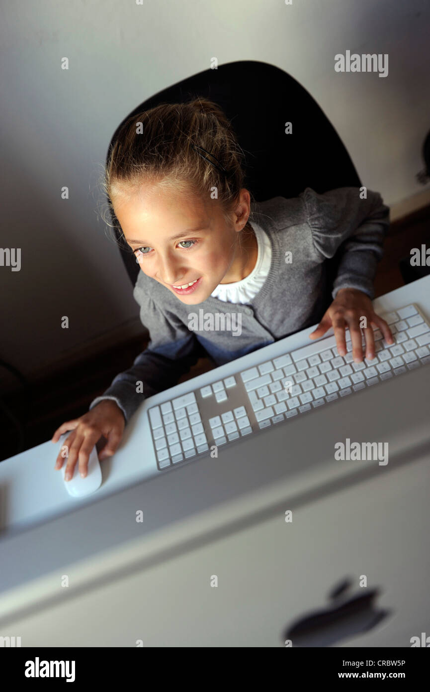 Mädchen, 9 Jahre, mit einem iMac-computer Stockfoto
