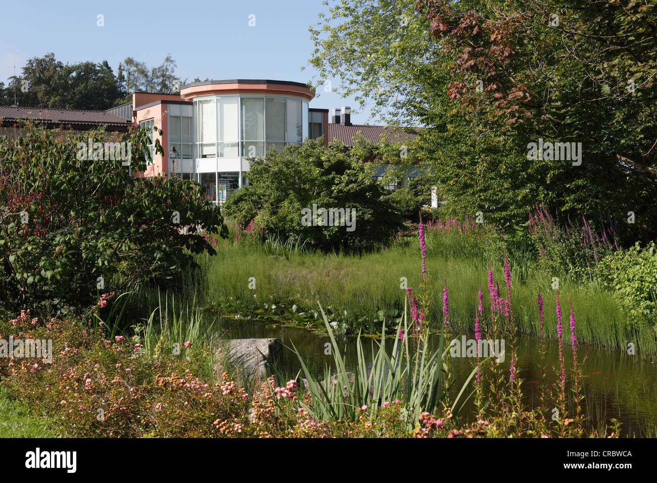 Teich vor Chiemgau Thermen Spa, Bad Endorf, Chiemgau, Upper Bavaria, Bayern, Deutschland, Europa Stockfoto