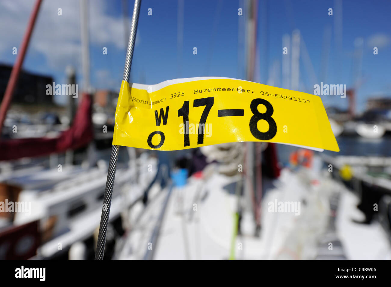 Gelber Aufkleber als Nachweis der bezahlten Hafengebühren Stockfoto