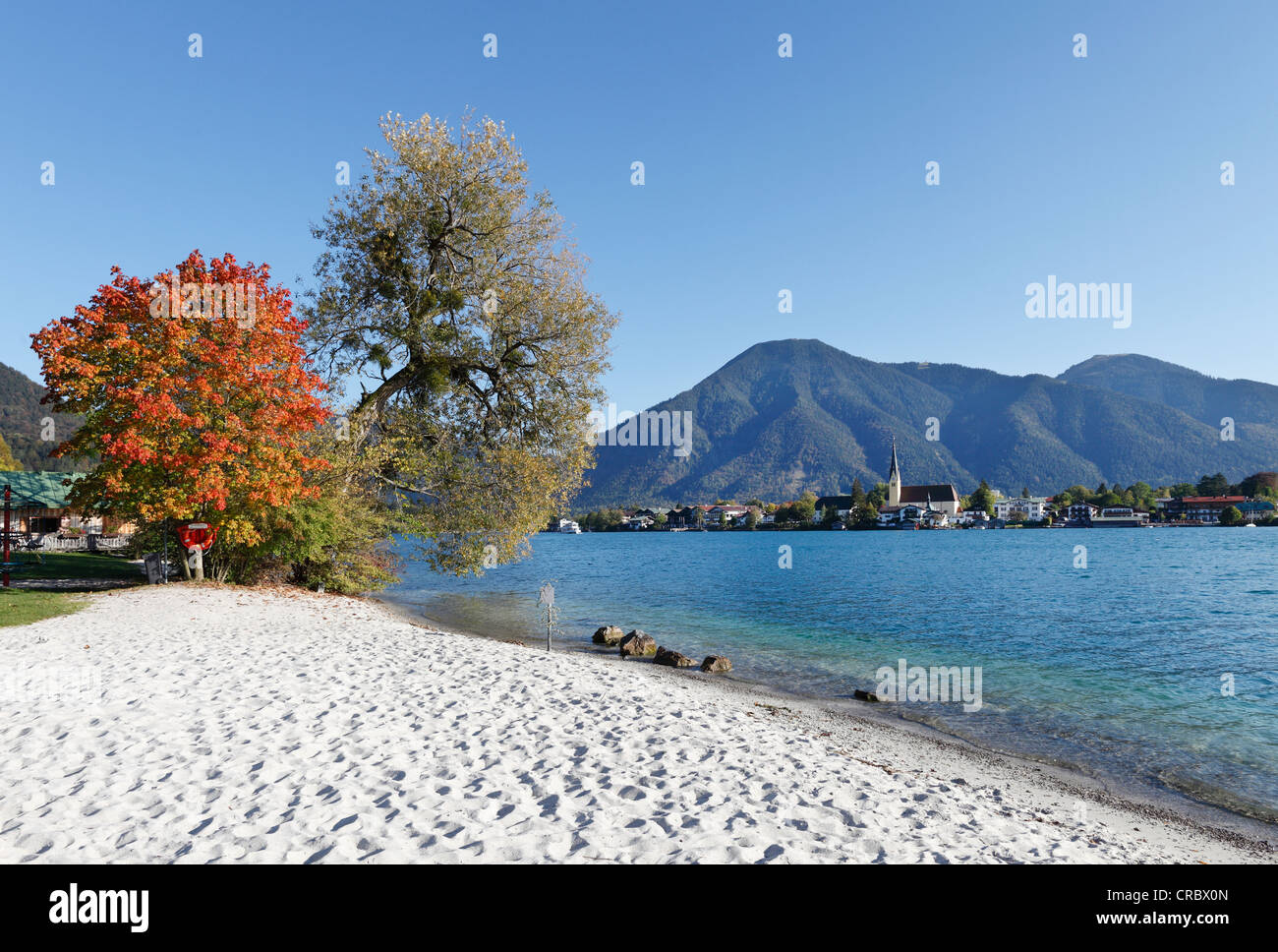 Rottach-Egern mit Mt Wallberg, Strand auf der Halbinsel "Point" in Tegernsee, Tegernsee See, Bayern, Oberbayern Stockfoto