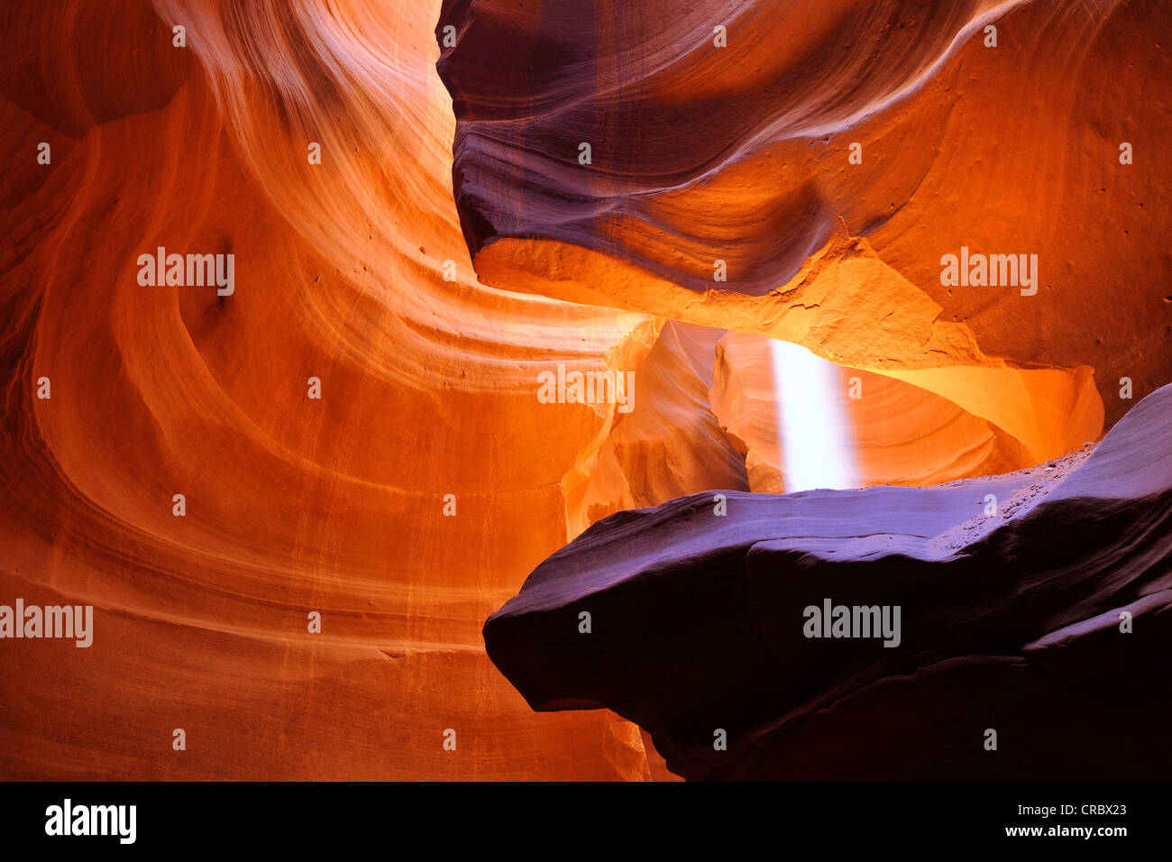Strahl von Licht, rote Sandstein der Moenkopi-Formation, Felsformationen, Farben und Texturen in den Upper Antelope Slot Canyon Stockfoto