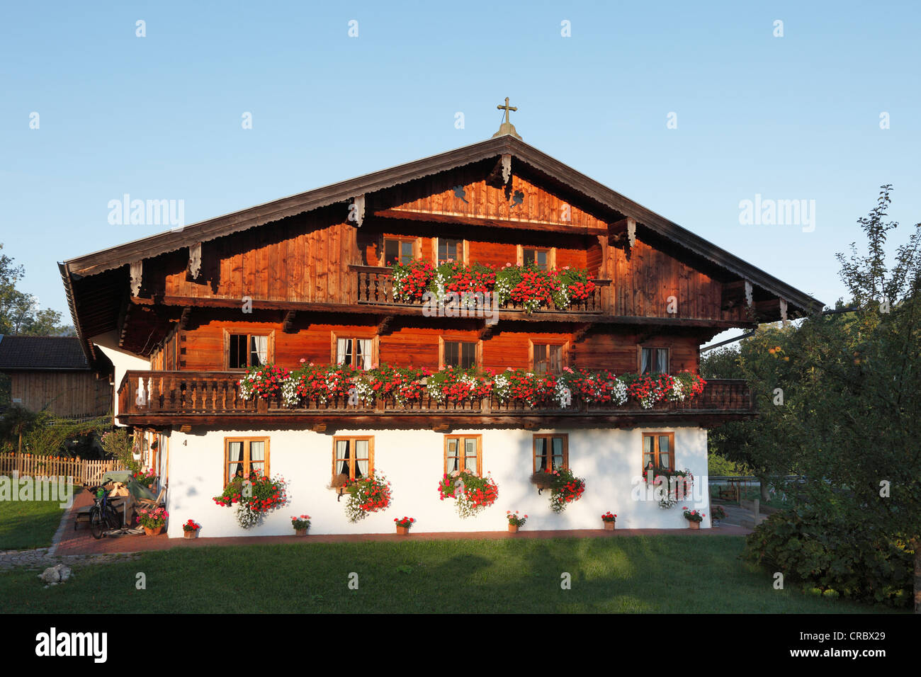 Traditionelles Bauernhaus in Gasse in der Nähe von Gmund am Tegernsee See, Tegernseer Tal, Bayern, Oberbayern, PublicGround Stockfoto