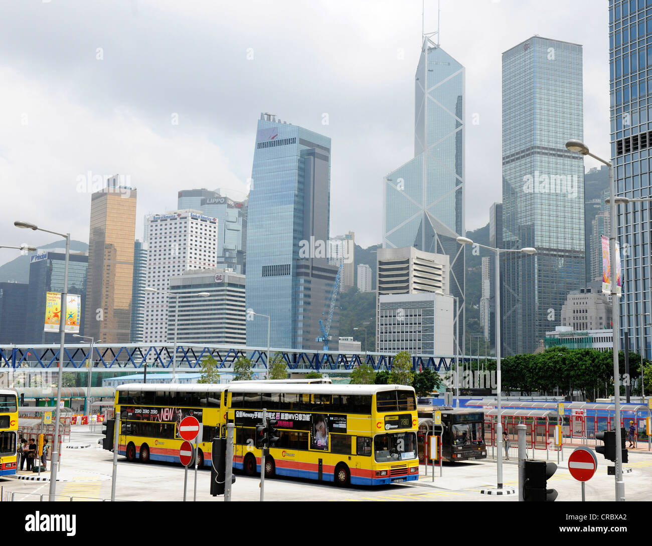 Stadtbus vor der Skyline von Hong Kong, China, Asien Stockfoto