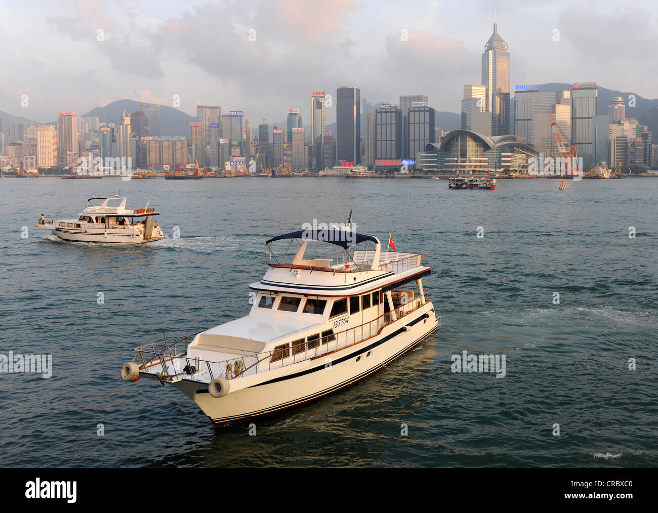 Schiffe vor Hong Kong Skyline, China, Asien Stockfoto