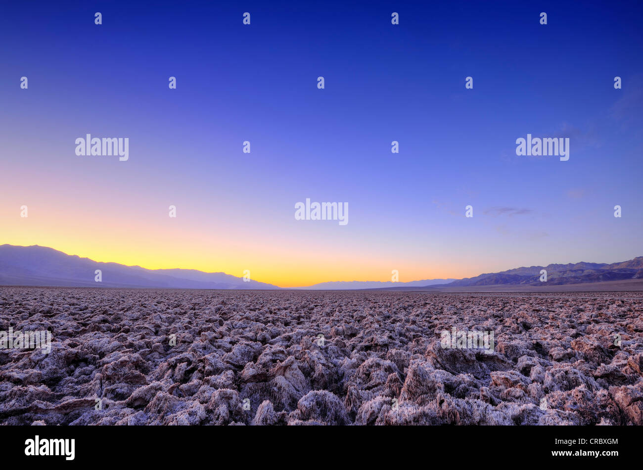 Salz-Kruste auf des Teufels Golfplatz, Sonnenuntergang, Panamint Range, schwarzen Berge, Death Valley Nationalpark, Mojave-Wüste Stockfoto