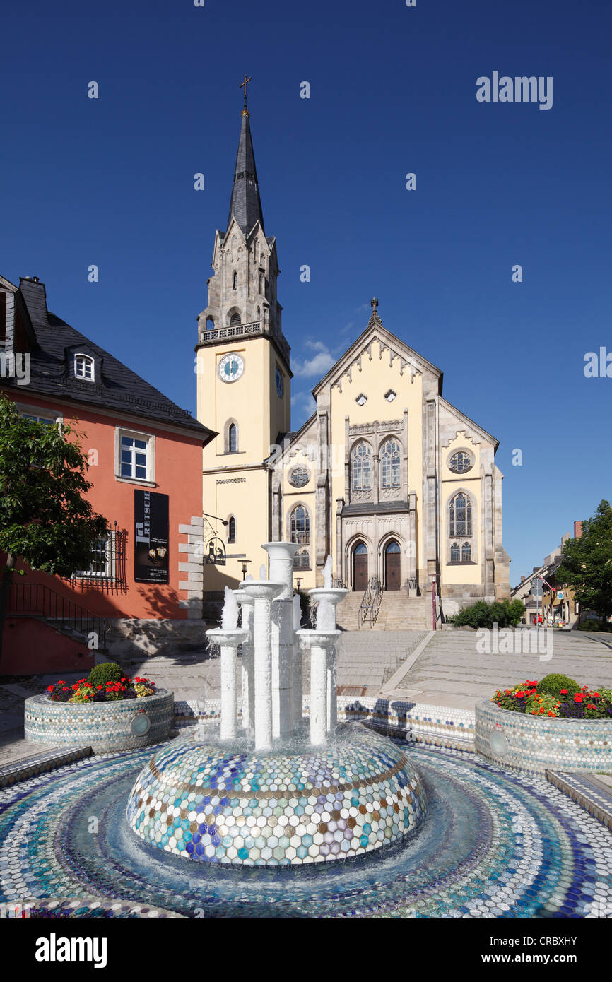 Porzellanbrunnen Brunnen und die Kirche des Hl. Andreas, Martin-Luther-Platz-Platz, Selb, Fichtelgebirge-Gebirge Stockfoto